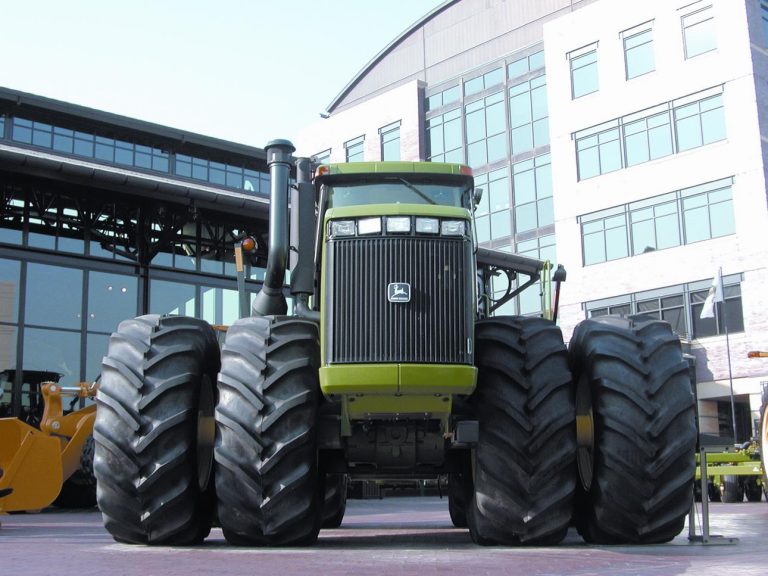 John Deere Tractor at John Deer Pavilion Moline 768x576