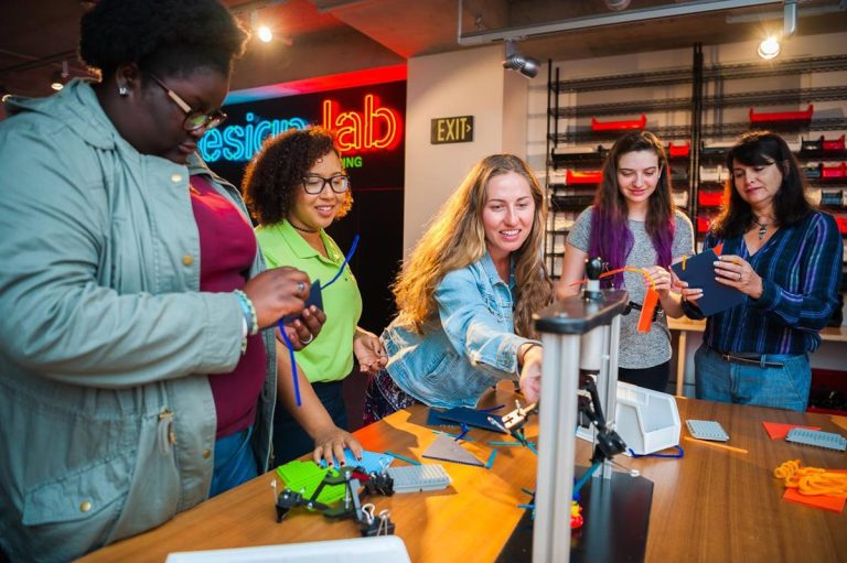 Phillip and Patricia Frost Museum of Science in Florida. Students in the lab. Photo credit Phillip and Patricia Frost Museum of Science Facebook 768x511