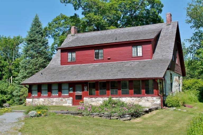 Robert Frost Stone House Museum in Vermont Photo credit adirondackgirlatheart.com  768x512