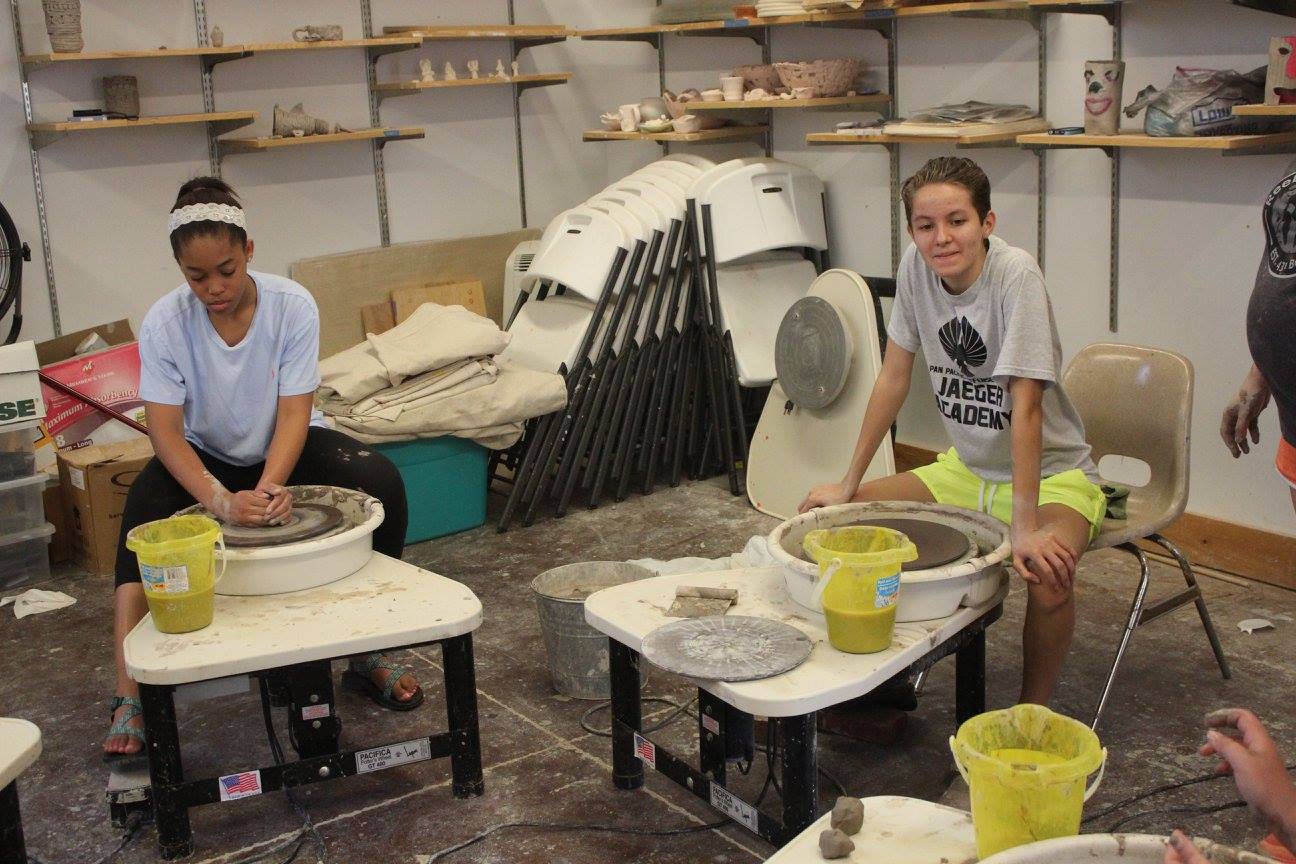making-a-pot-at-Mississippi-Craft-Center-facebook1