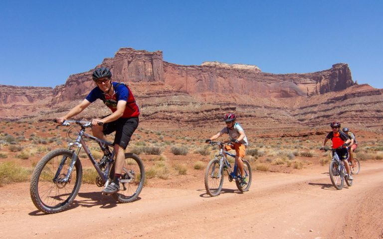Canyonlands Mountain Bikers White Rim Road 1280x800 768x480