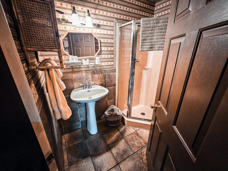 Historic Farnsworth House Inn bathroom. Photo credit Farnsworth House Inn Facebook 768x576