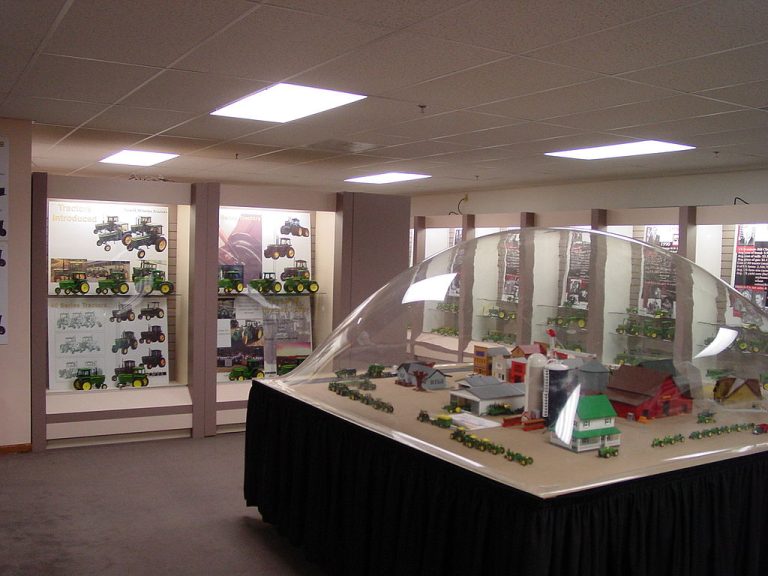 National Farm Toy Museum 1 Madmaxmarchhare of English Wikipedia CC BY 2.5 768x576