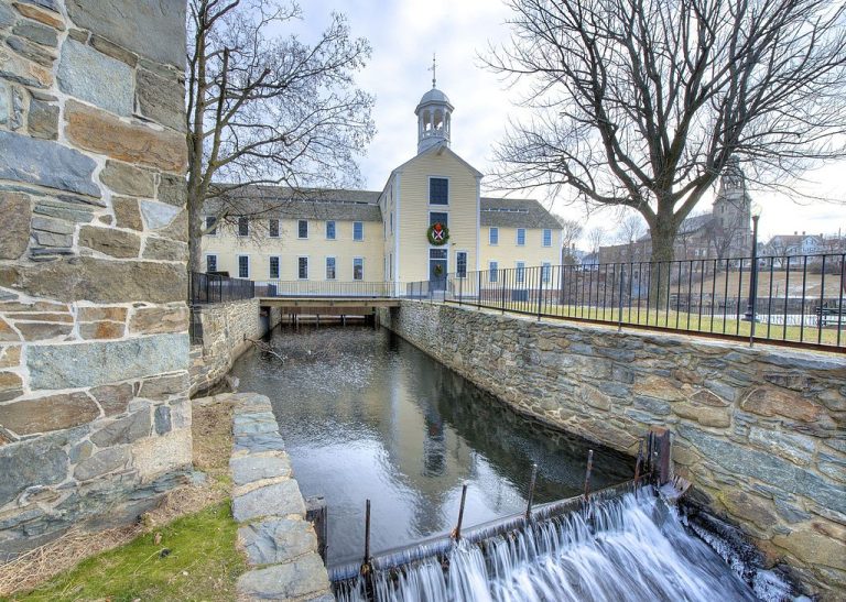 Old Slater Mill Bestbudbrian CC BY SA 3.0 768x547