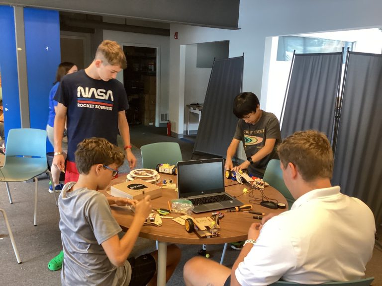 The Robo Hub STEM projects. Photo credit The Robo Hub Facebook 768x576