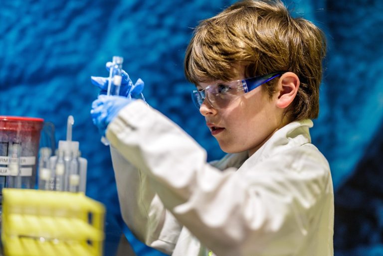 Perot Museum of Nature and Science little scientist. Photo credit Perot Museum Facebook 768x514