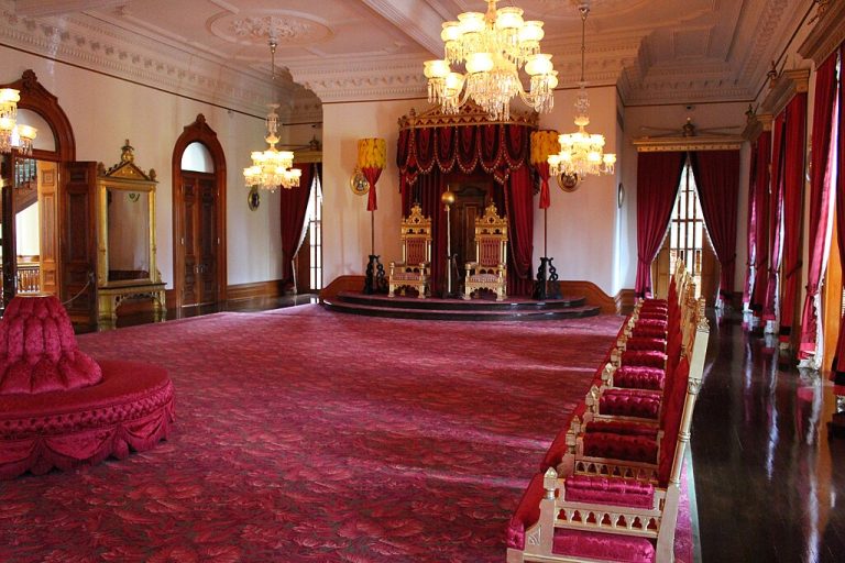 Iolani Palace Jeff Kern from Orlando CC BY 2.0 768x512