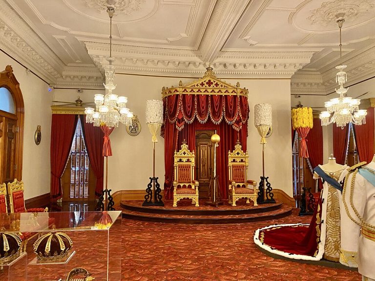 Iolani Palace w lemay CC BY SA 2.0 2 768x576