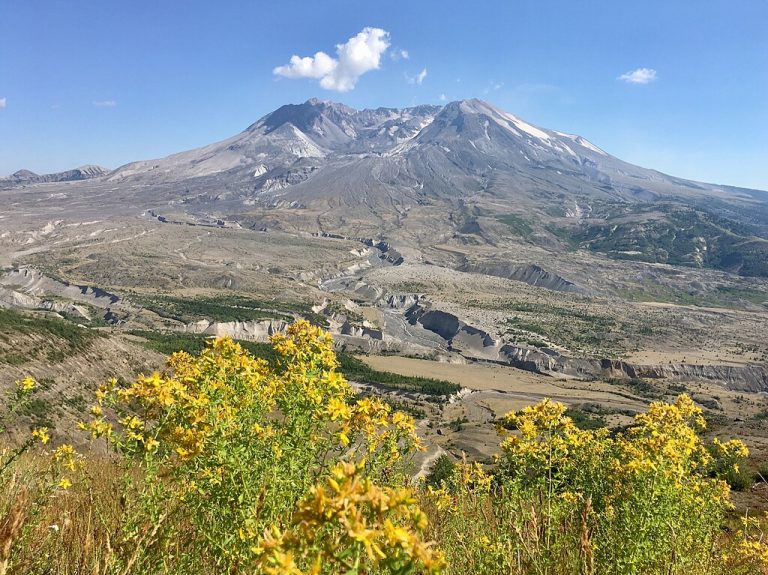 Mount St. Helens National Volcanic Monument Reywas92 CC BY SA 4.0 768x575