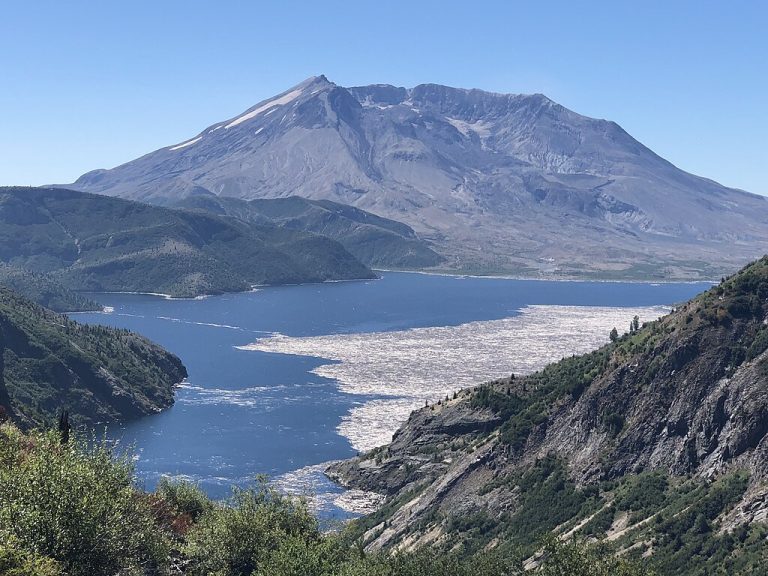 Mount St. Helens National Volcanic Monument Trailbasher CC BY SA 4.0 768x576