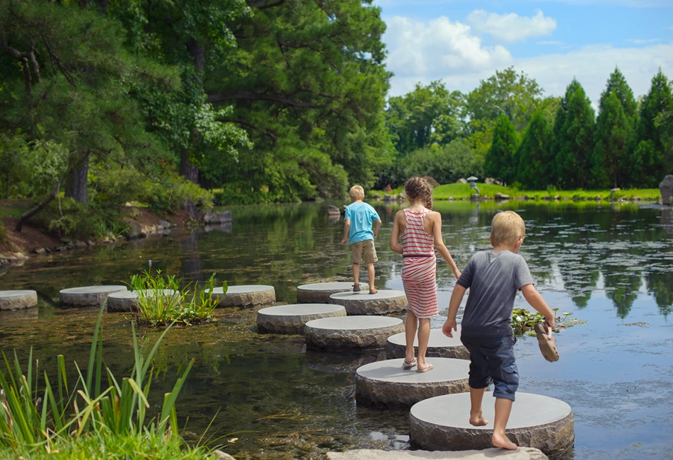 Maymont Japanese Garden Kids On Stepping Stones C_Melanie Weyer Photography