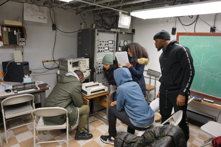 Students teachers and aspiring astronomers use the 40 foot telescope at the Green Bank Observatory for hands on observing projects. Credit Green Bank Observ 768x512